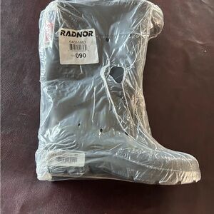 Men’s rubber boots, size 9, new with tags. 
Height comes to the calf.